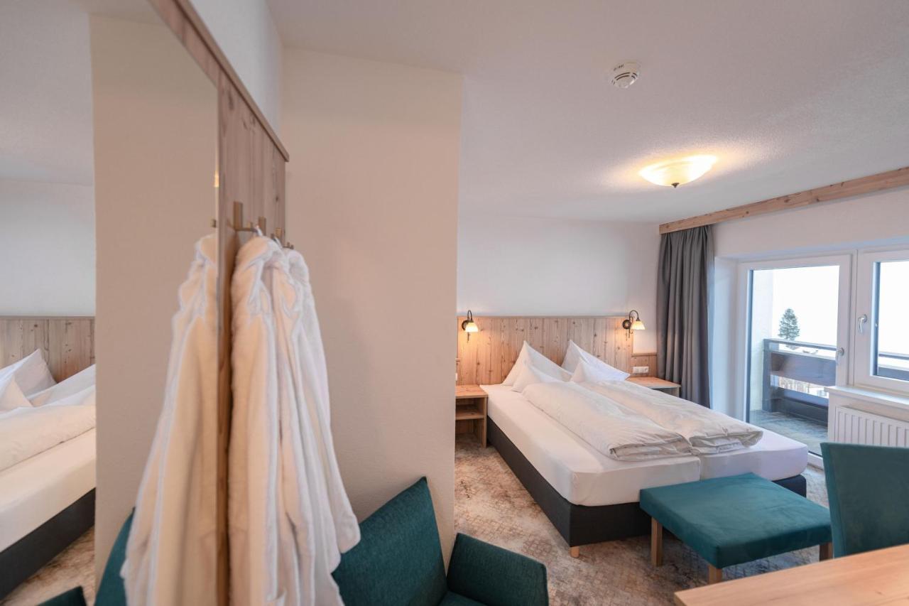 Doppel-/Zweibettzimmer mit Balkon